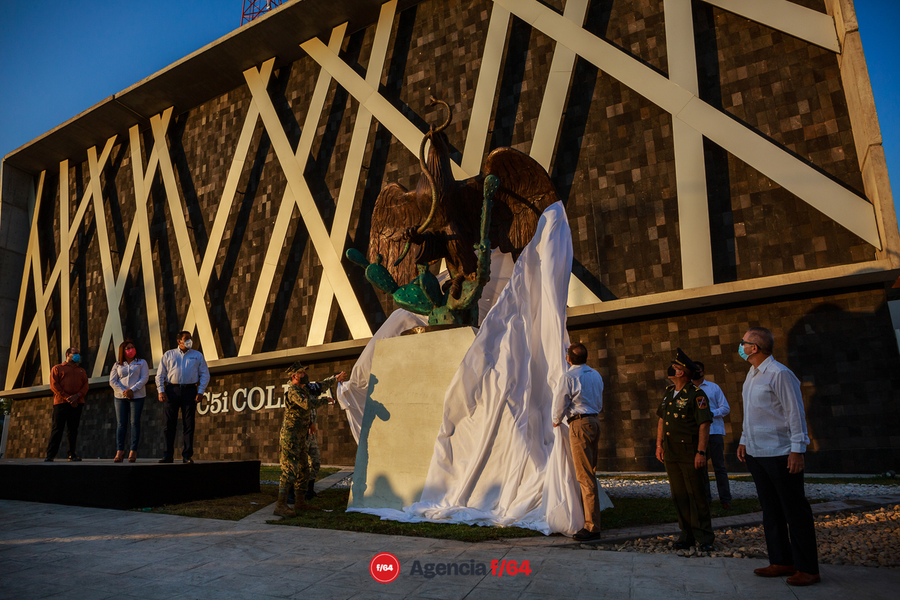 Develado de la escultura "Interpretación del Himno Nacional" del escultor Bernardo Luis.