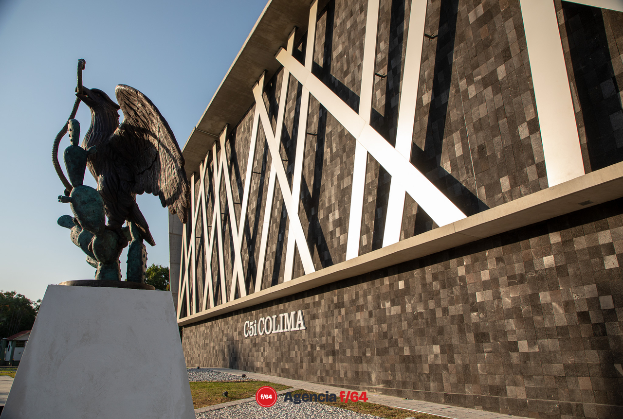 La obra "Interpretación del Himno Nacional", del escultor Bernardo Luis, en la fachada principal del C5i.