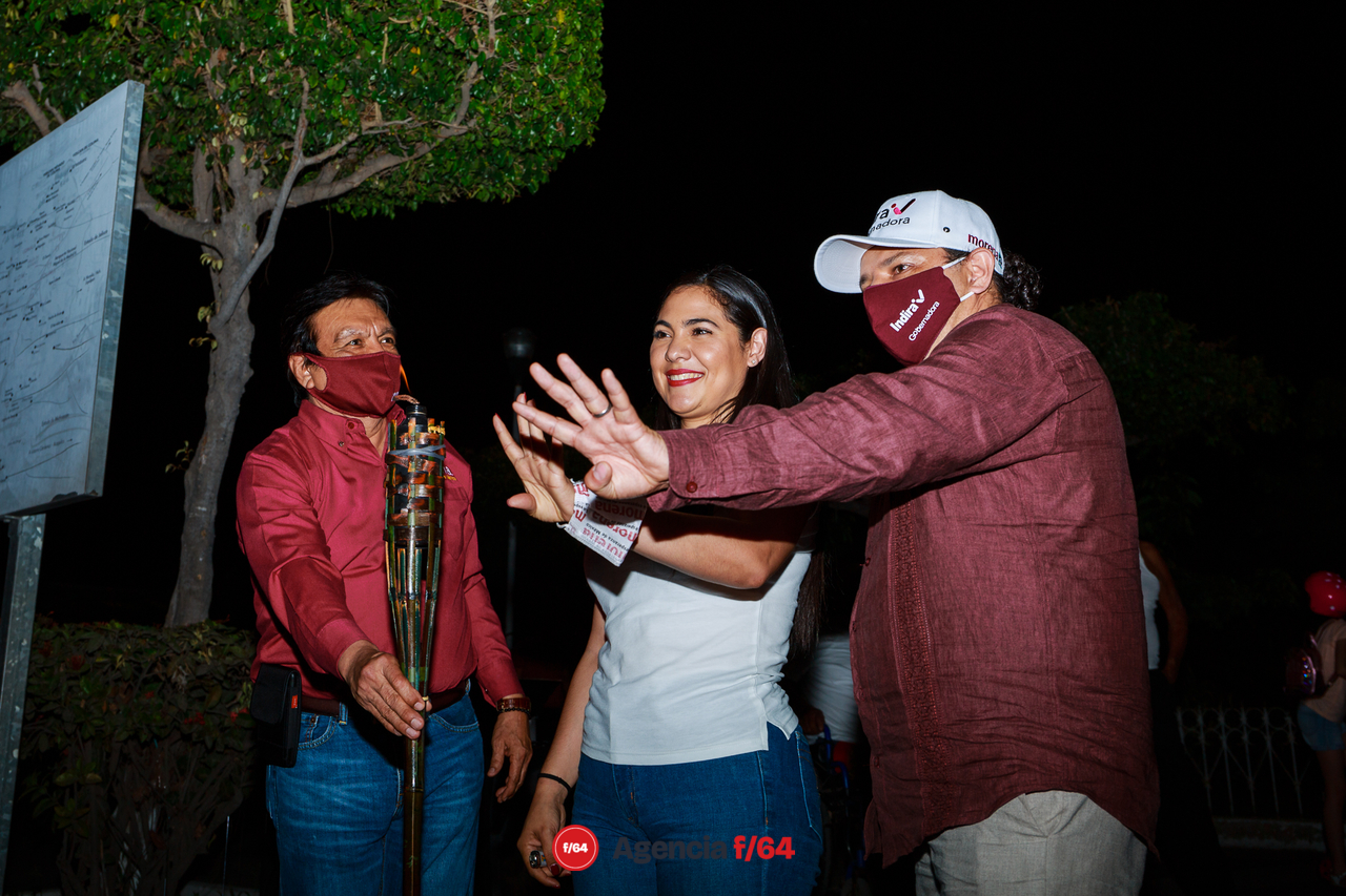 Indira Vizcaíno, candidata de MORENA a la gubernatura de Colima, y el dirigente Estatal de Morena, Sergio Jiménez Bojado, en el Jardín Principal de Armería.