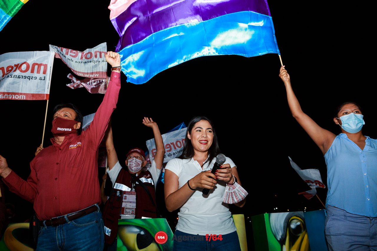 Indira Vizcaíno, candidata de MORENA a la gubernatura de Colima, y el dirigente Estatal de Morena, Sergio Jiménez Bojado, en Manzanillo.
