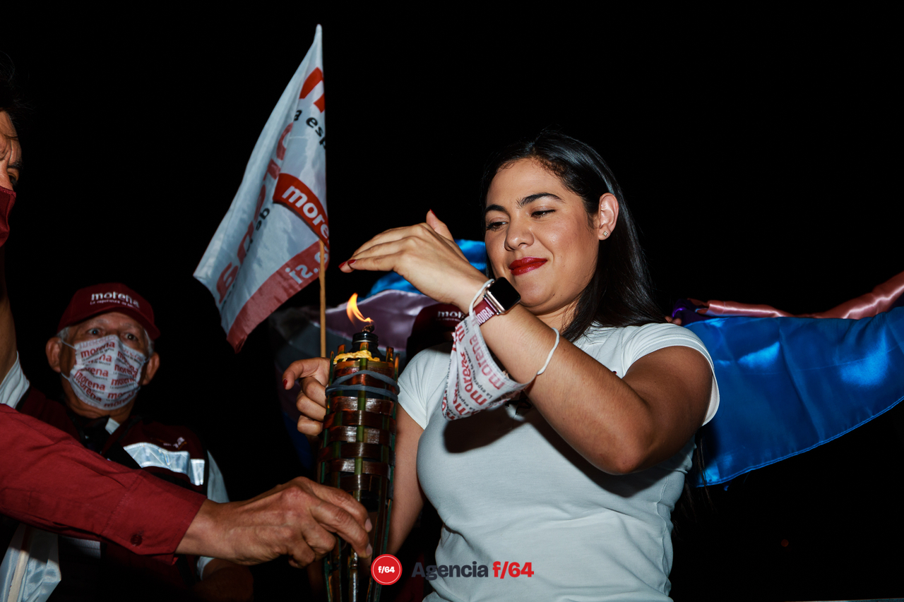 Indira Vizcaíno, candidata de MORENA a la gubernatura de Colima, enciende la "Llama de la esperanza" en Manzanillo.