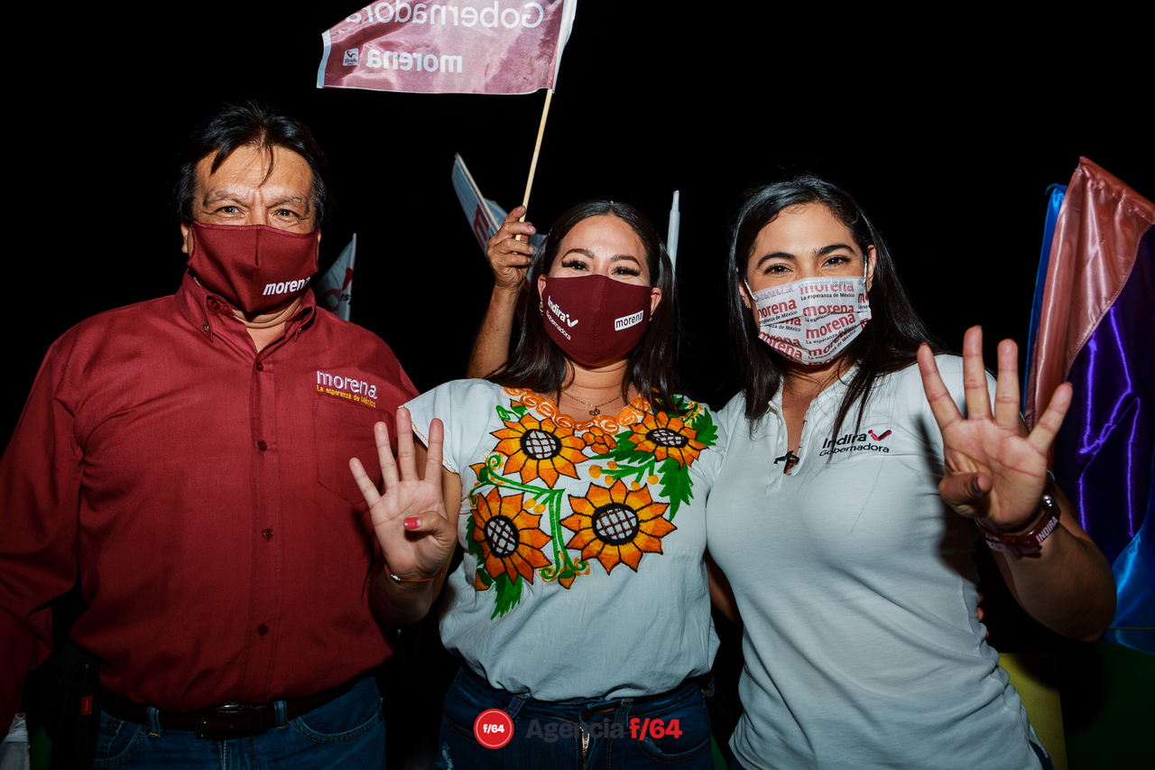 Indira Vizcaíno, candidata de MORENA a la gubernatura de Colima, y el dirigente Estatal de Morena, Sergio Jiménez Bojado, Ana Karen Hernández, diputada local, en Manzanillo.