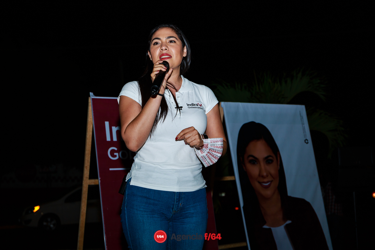 Indira Vizcaíno, candidata de MORENA a la gubernatura de Colima, en Coquimatlán poco mas tarde de la media noche.