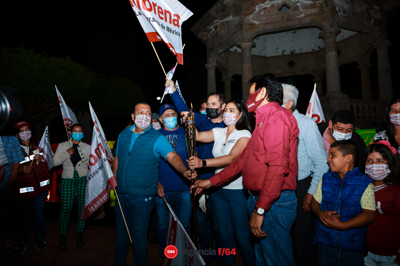 Indira Vizcaíno, candidata de MORENA a la gubernatura de Colima, y el dirigente Estatal de Morena, Sergio Jiménez Bojado, en Minatitlán.