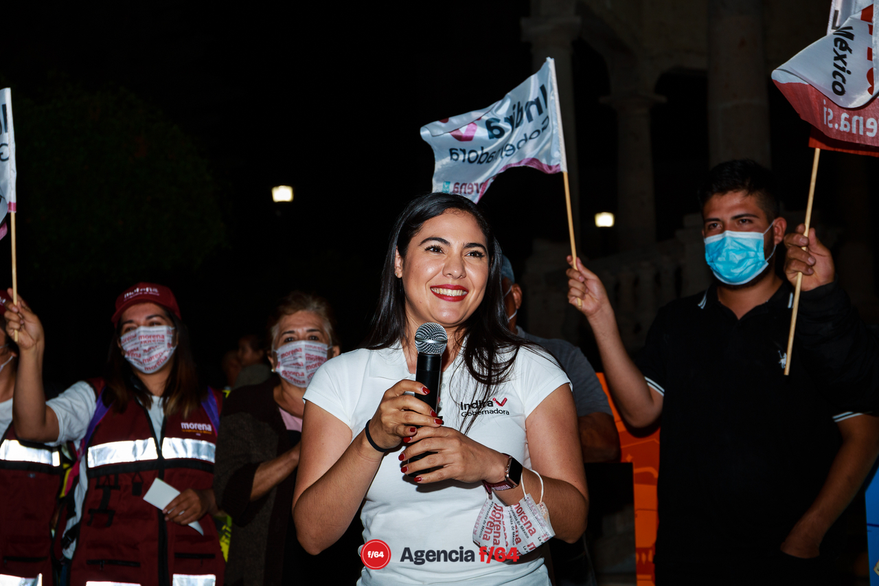 Indira Vizcaíno, candidata de MORENA a la gubernatura de Colima, en el jardín principal de Minatitlán.