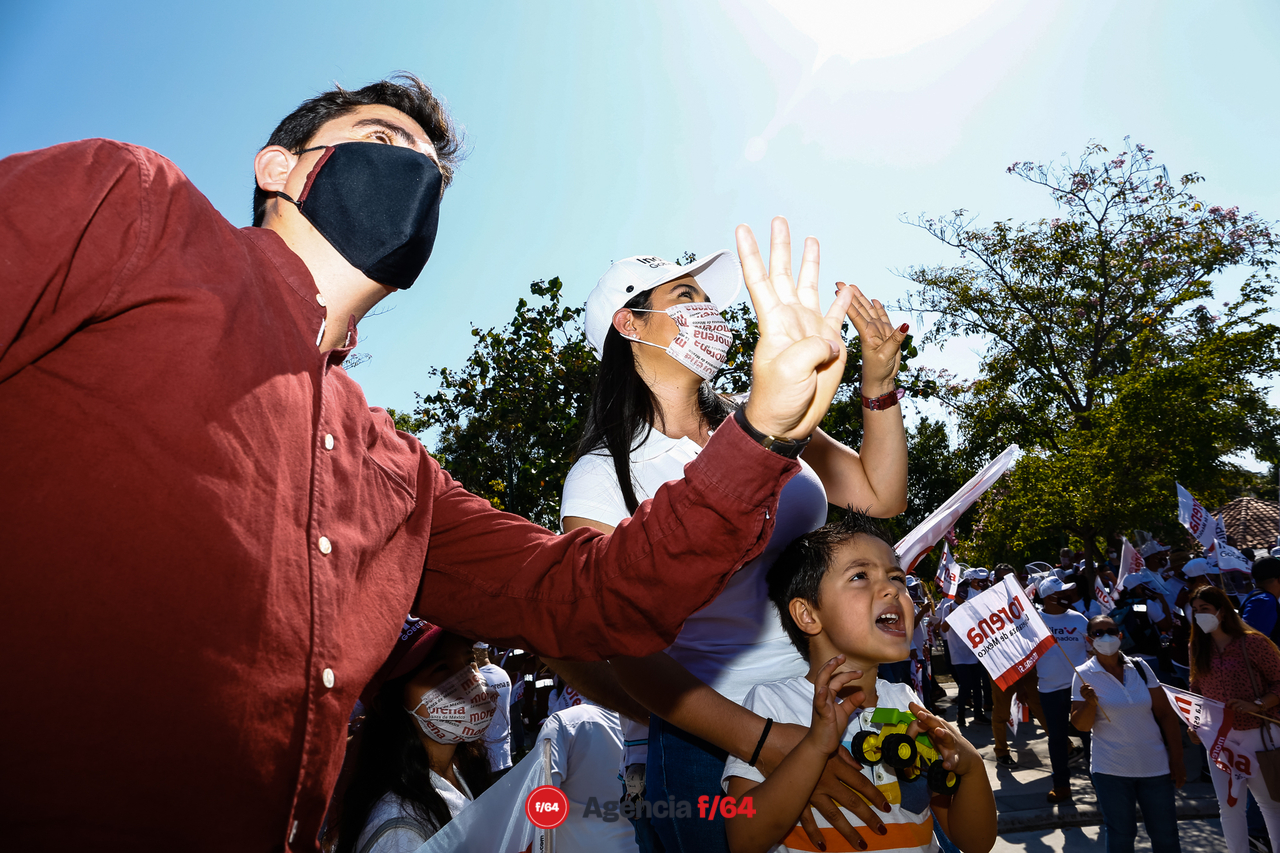 Indira Vizcaíno, candidata de MORENA a la gubernatura de Colima, y el Diputado Local, Vladimir Parra.