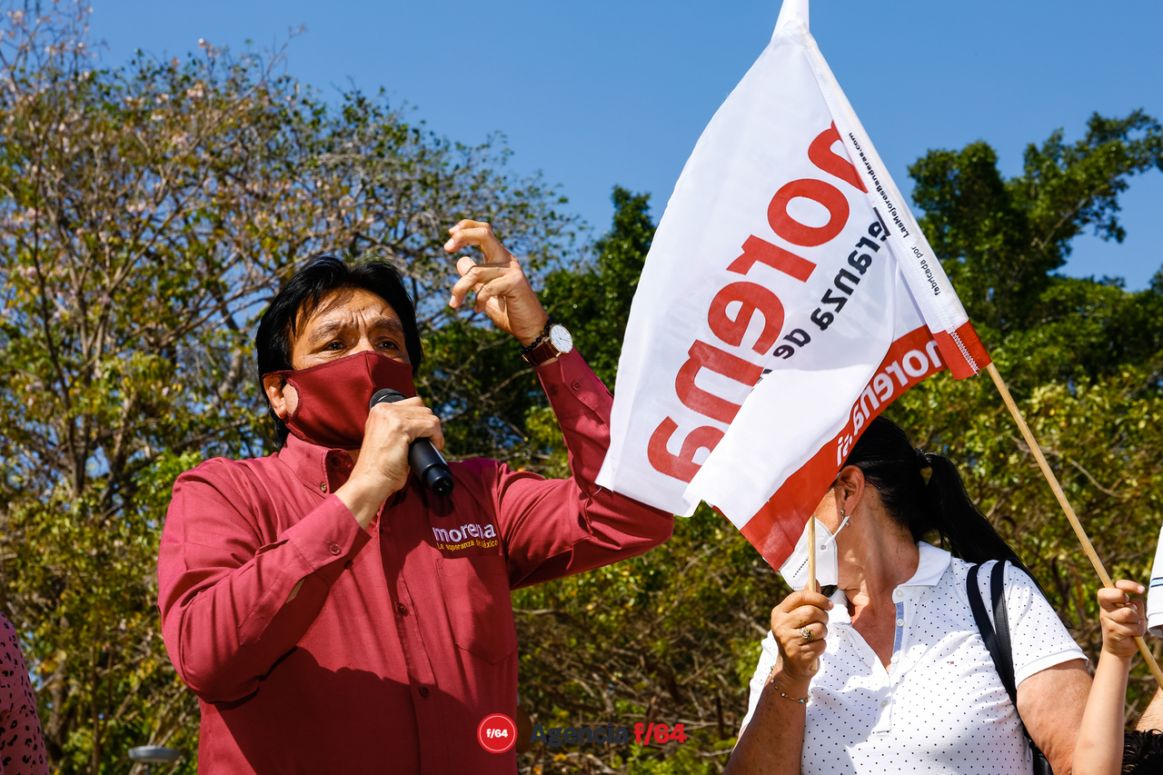 El dirigente Estatal de Morena, Sergio Jiménez Bojado, en La Piedra Lisa, Colima.