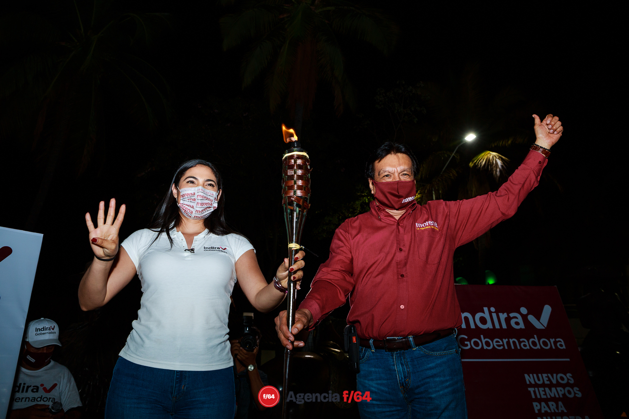 Indira Vizcaíno, candidata de MORENA a la gubernatura de Colima, y el dirigente Estatal de Morena, Sergio Jiménez Bojado, encienden la "Llama de la esperanza" en Villa de Álvarez.