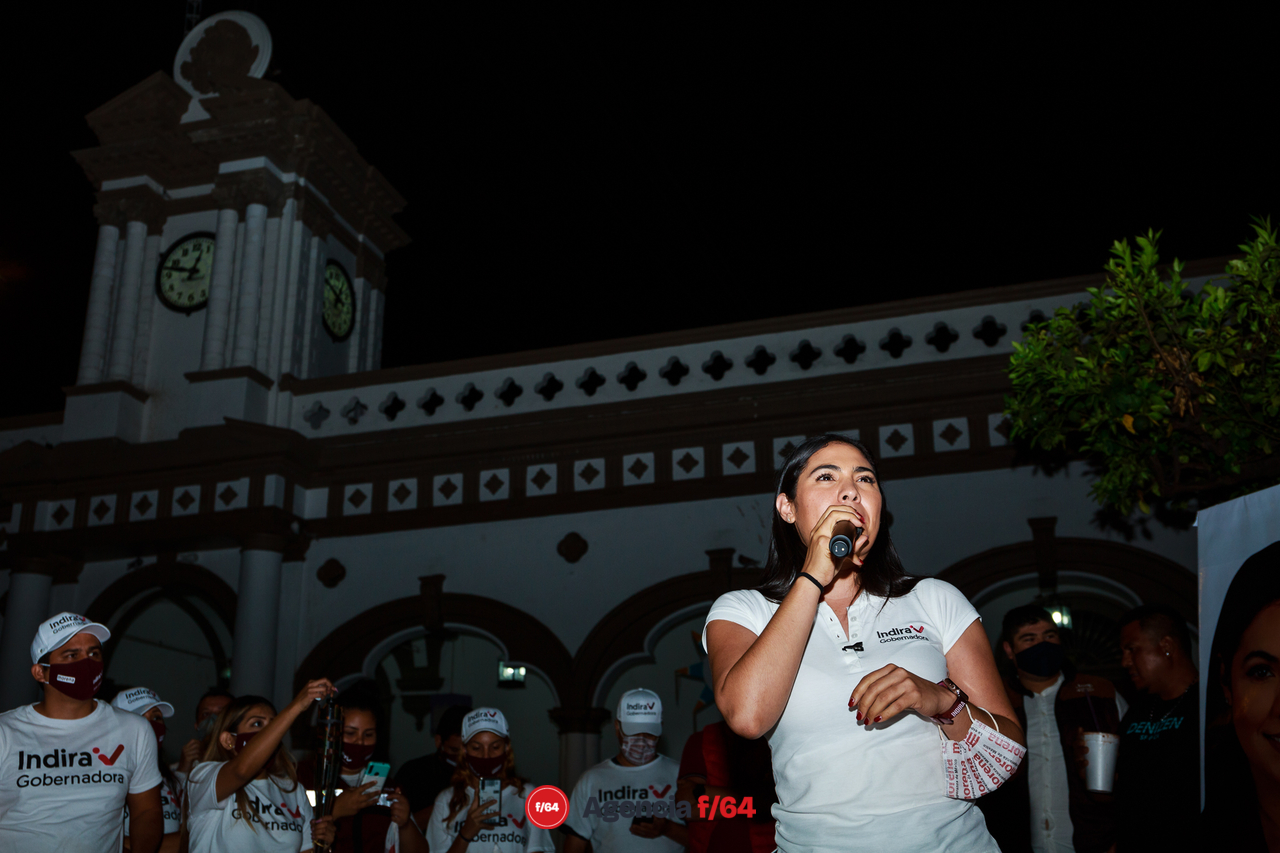 Indira Vizcaíno, candidata de MORENA a la gubernatura de Colima, enciende la "Llama de la Esperanza" en Comala.