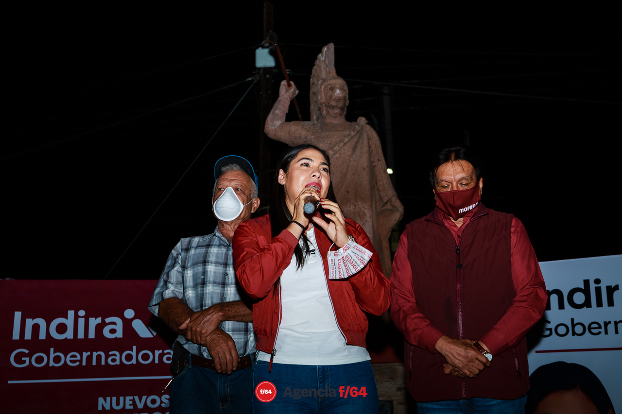 Indira Vizcaíno, candidata de MORENA a la gubernatura de Colima, y el dirigente Estatal de Morena, Sergio Jiménez Bojado, y su señor Padre, Arnoldo Vizcaíno, en Cuauhtémoc cerca de las 2am.