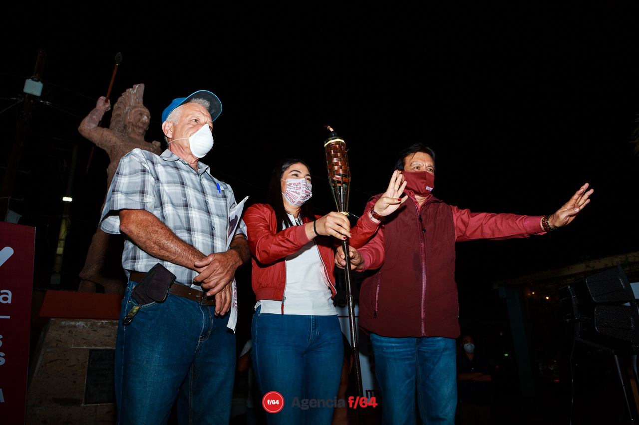 Encendido de la "Llama de la Esperanza" en Cuauhtémoc donde finalizó la travesía de 9 horas por los 10 municipios del Estado de Colima.