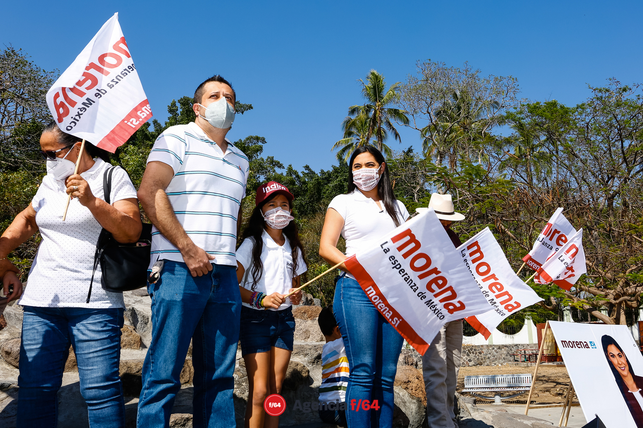 Indira Vizcaíno, candidata de MORENA a la gubernatura de Colima, y familia antes de iniciar el recorrido por los 9 municipios restantes del Estado de Colima.