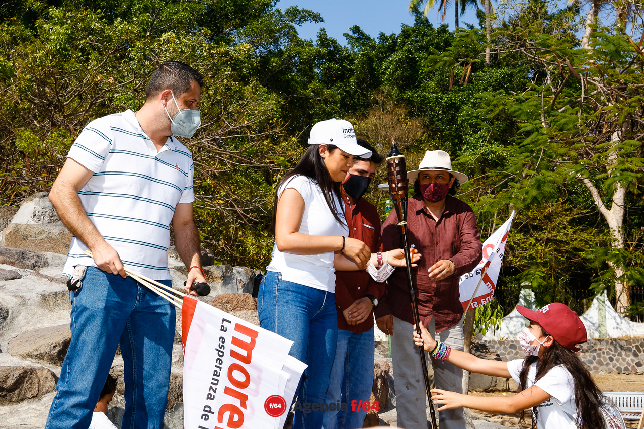 Indira Vizcaíno, candidata de MORENA a la gubernatura de Colima, enciende la "Llama de la Esperanza" en Colima.