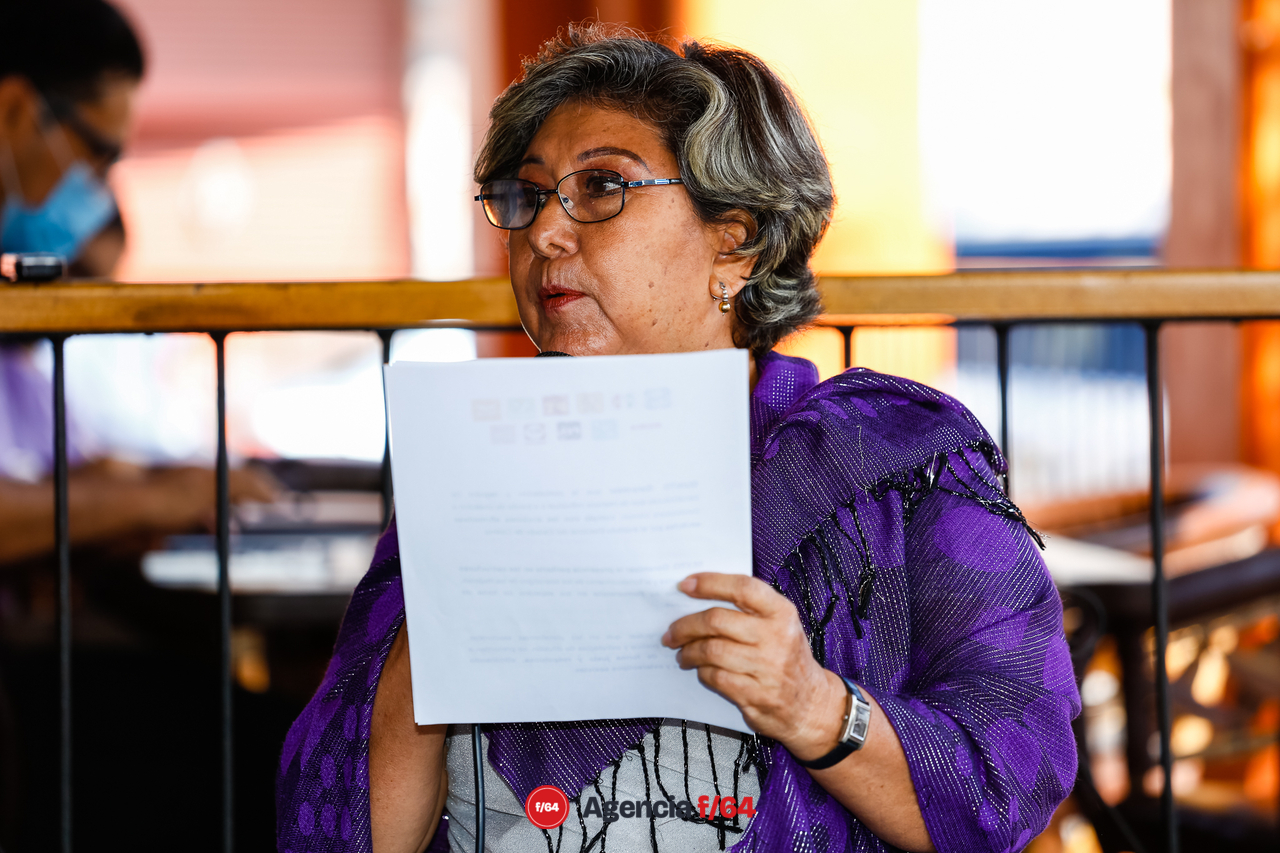 Margarita Padilla, secretaria de la organización, lee el pacto a firmar a los presentes.