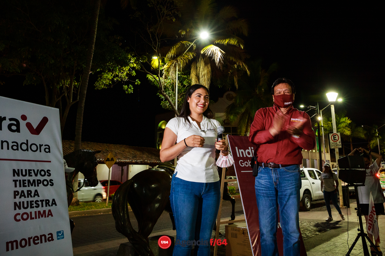 Indira Vizcaíno, candidata de MORENA a la gubernatura de Colima, y el dirigente Estatal de Morena, Sergio Jiménez Bojado, en Villa de Álvarez.