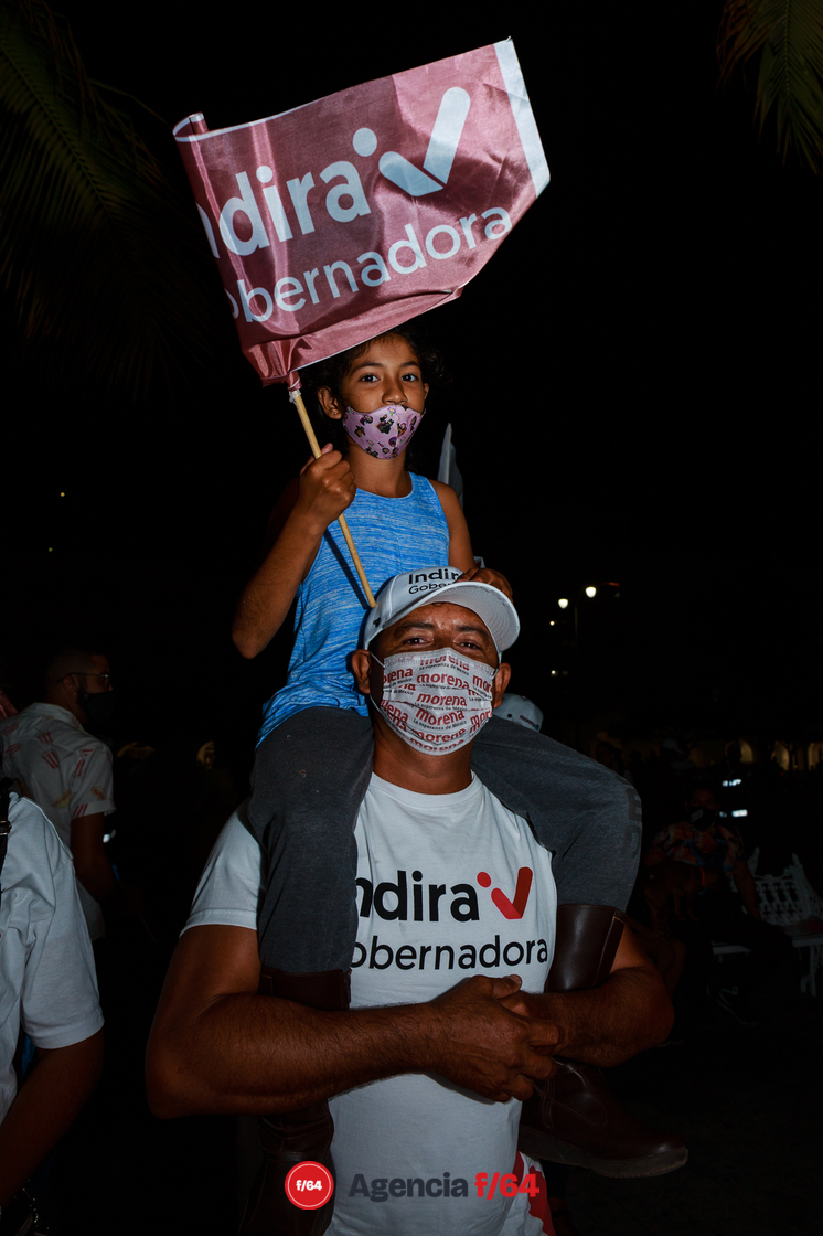 Simpatizantes esperando en Manzanillo poco mas tarde de las 10:30pm.