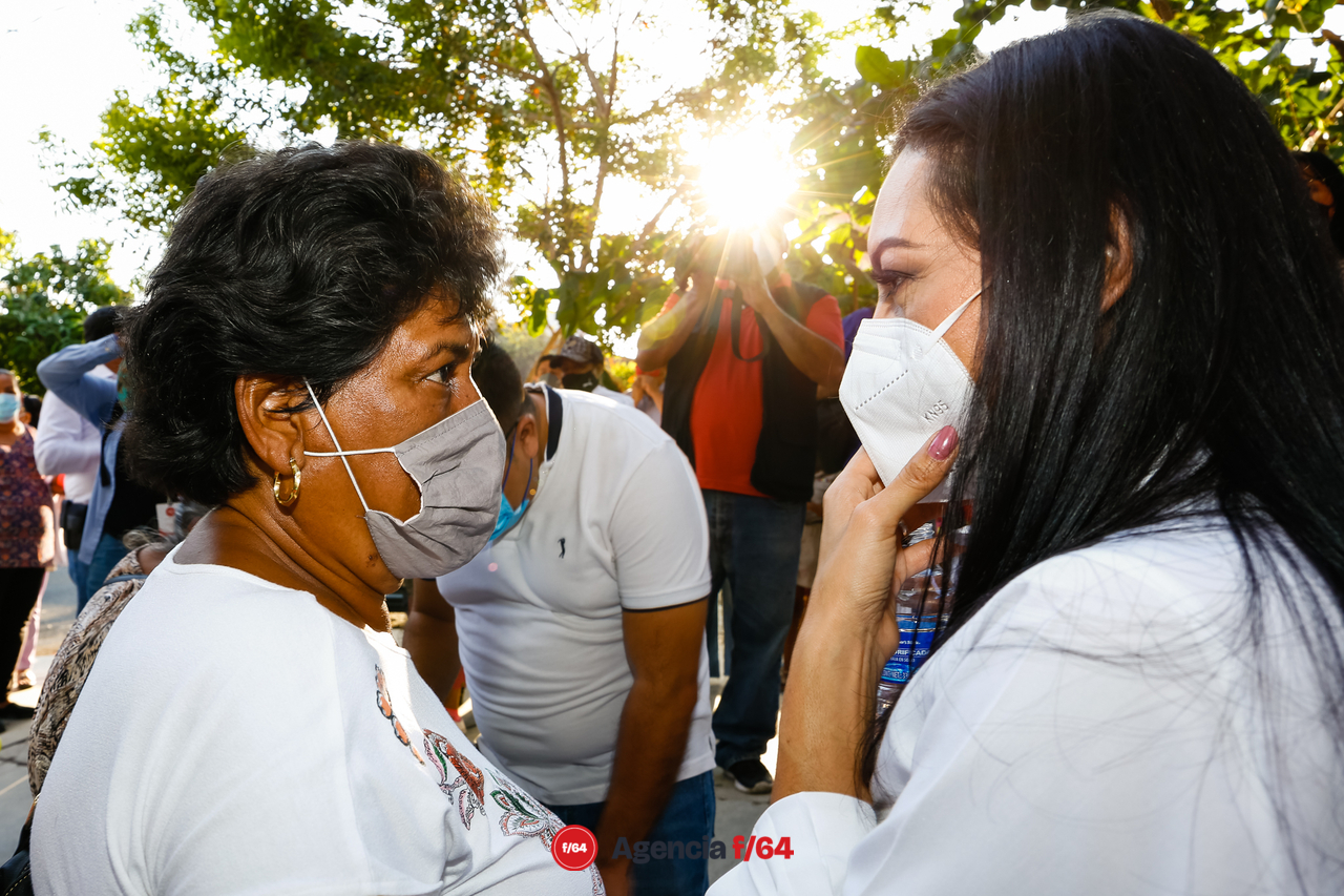 Mely Romero Celis, candidata de la coalición Va por Colima, escucha las necesidades de los vecinos.