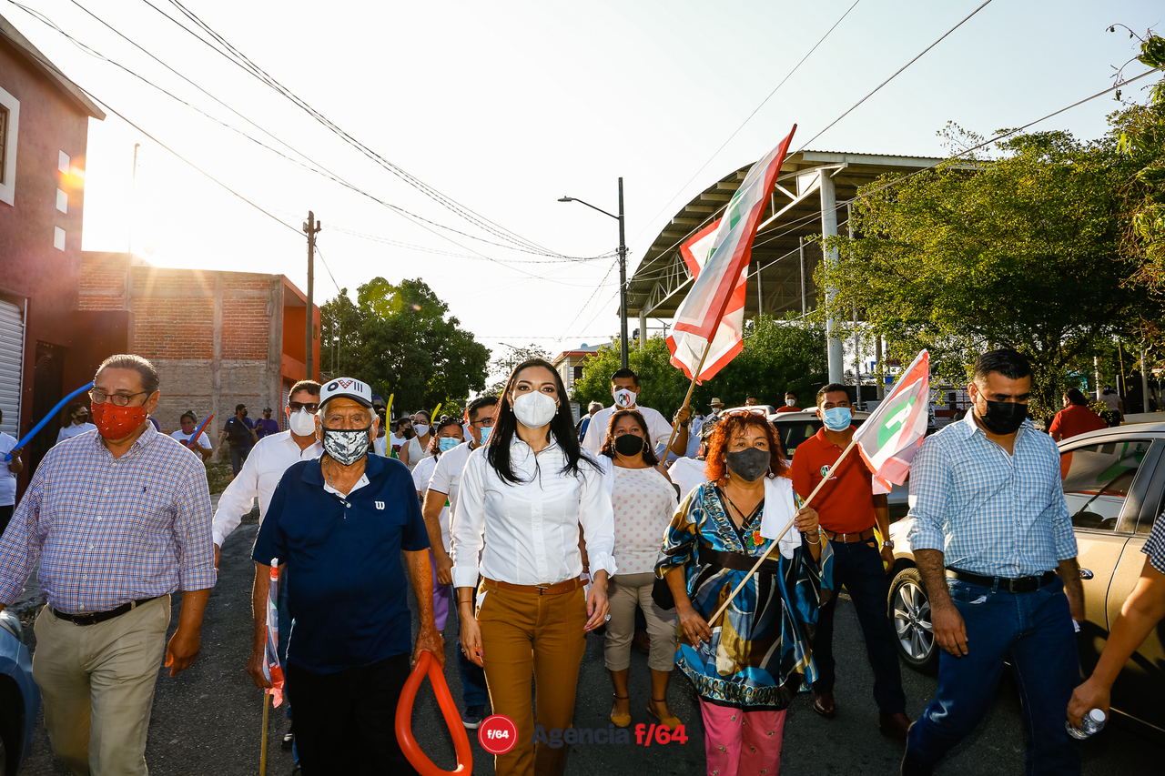 Con los vecinos rumbo al Centro de Desarrollo Comunitario "Francisco I Madero".