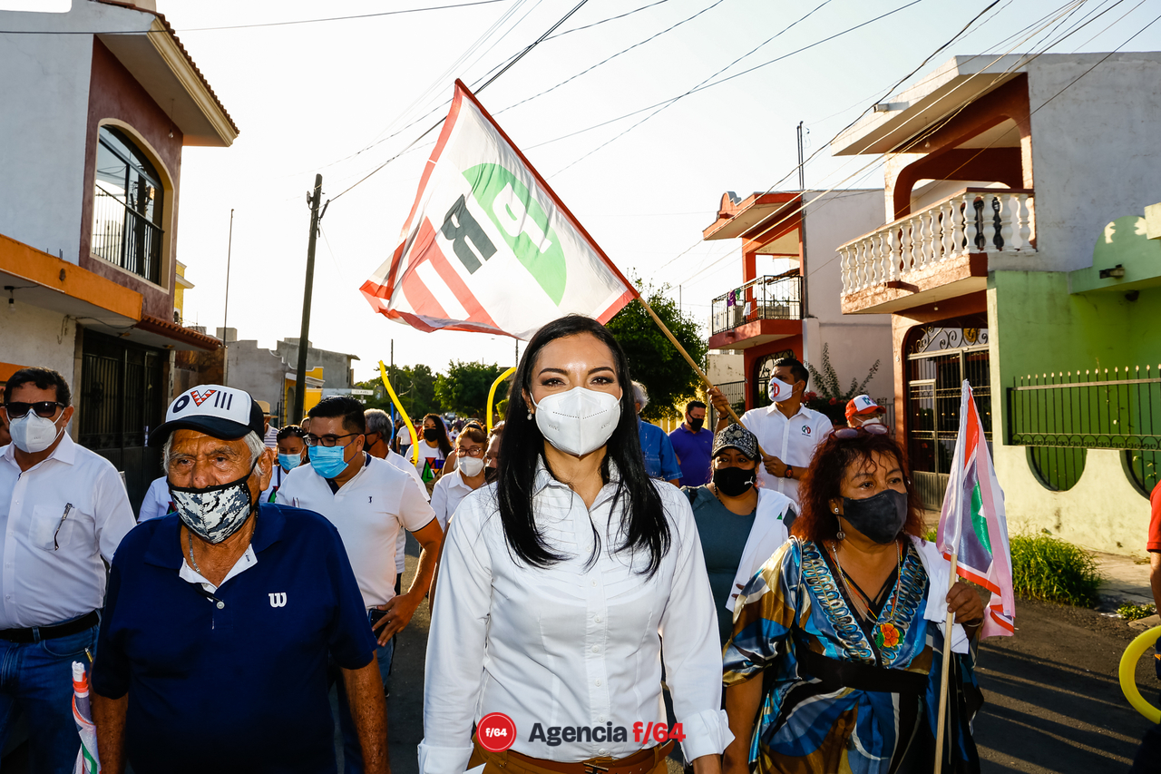 Con los vecinos rumbo al Centro de Desarrollo Comunitario "Francisco I Madero".