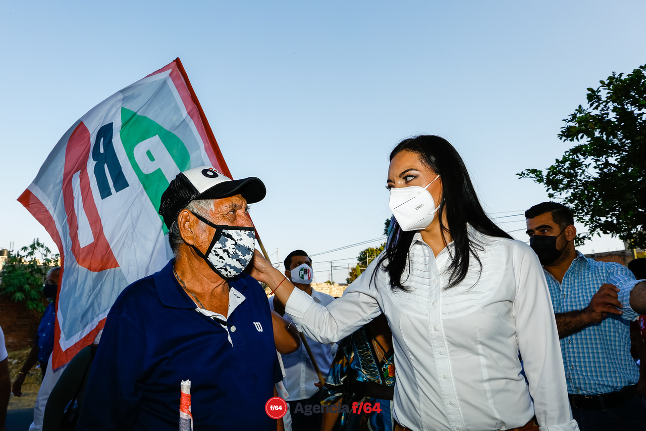 Mely Romero Celis, candidata de la coalición Va por Colima, escucha las necesidades de los vecinos.