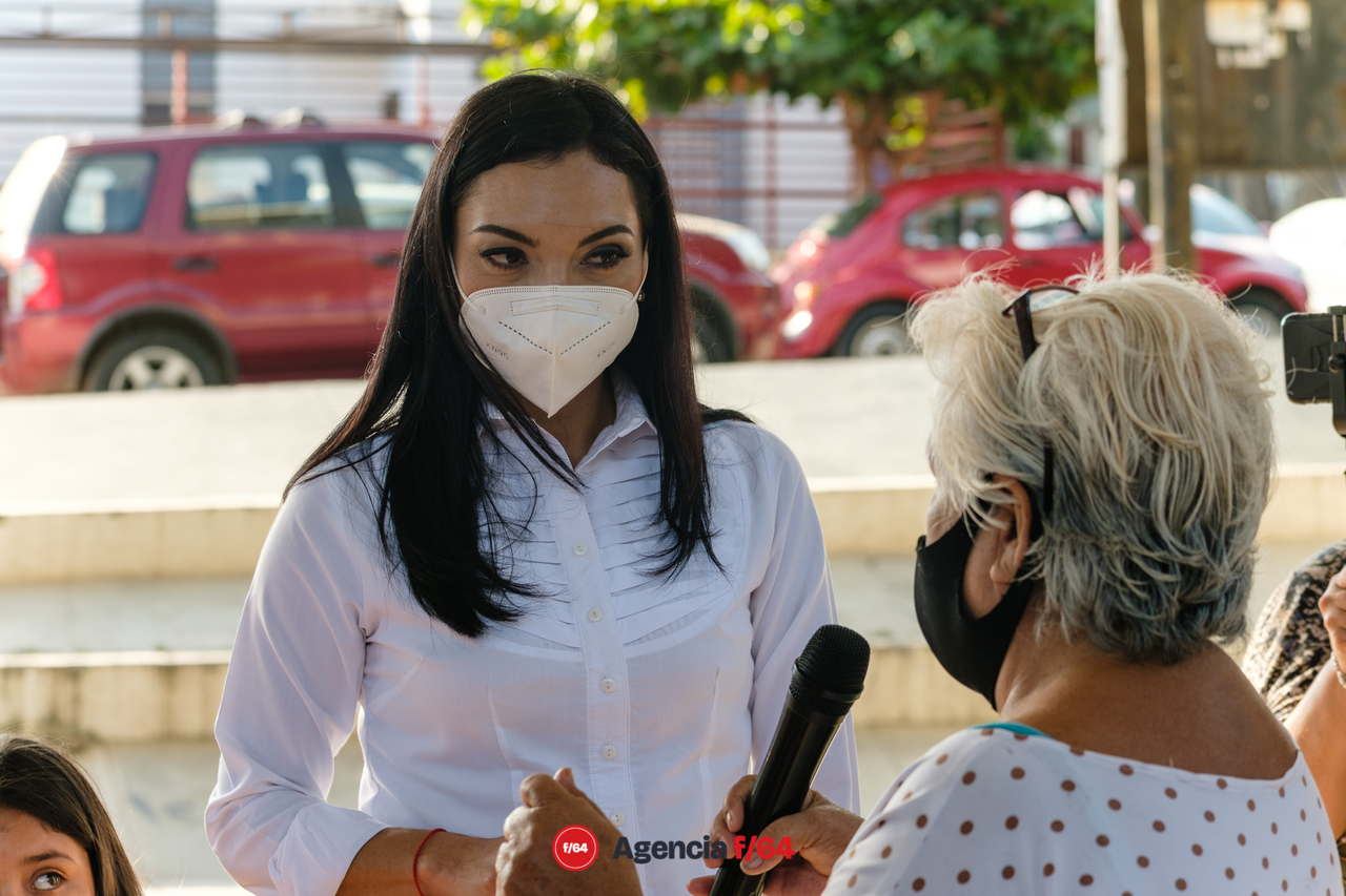 Mely Romero Celis, candidata de la coalición Va por Colima, escucha las necesidades de los vecinos.
