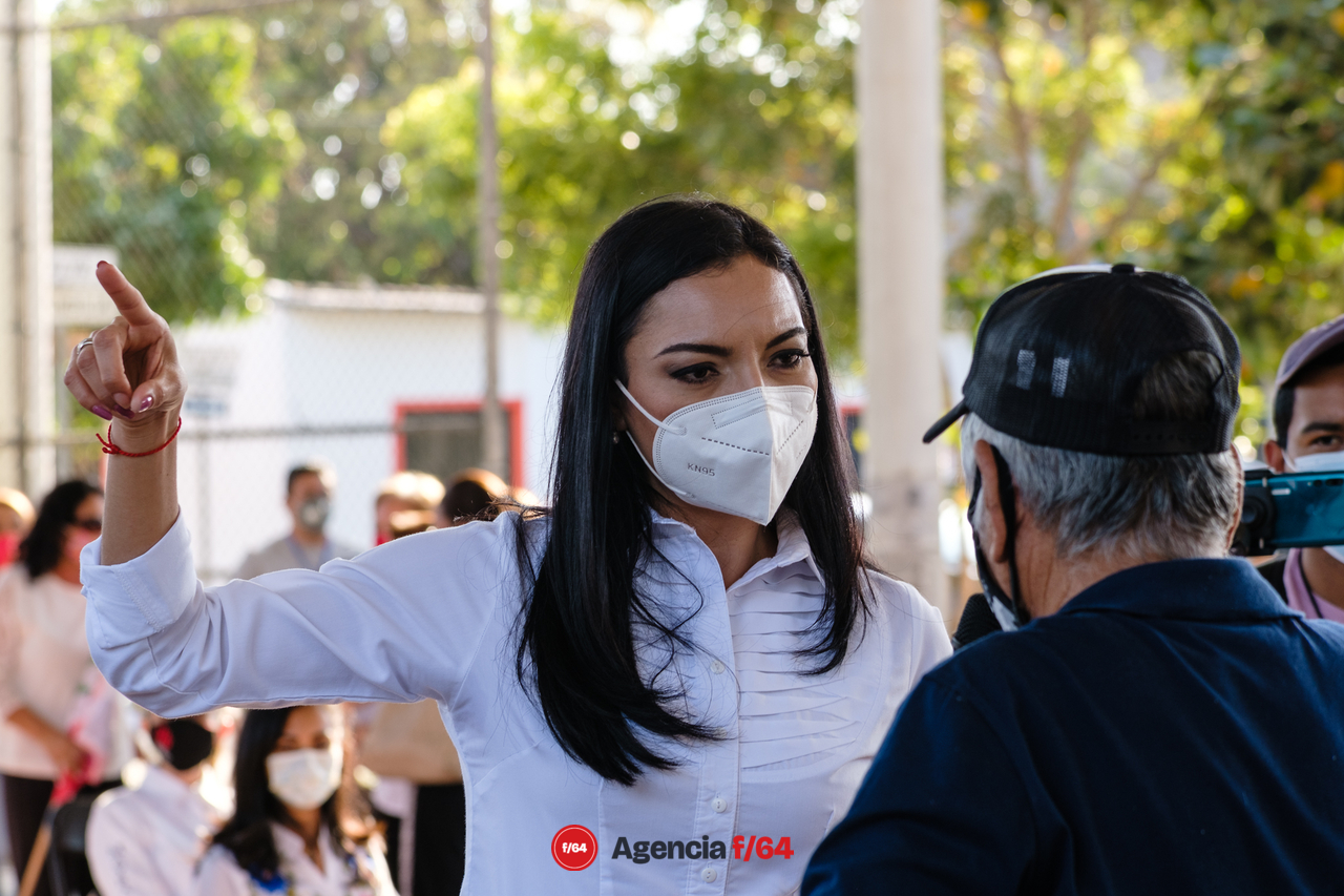Mely Romero Celis, candidata de la coalición Va por Colima, escucha las necesidades de los vecinos.
