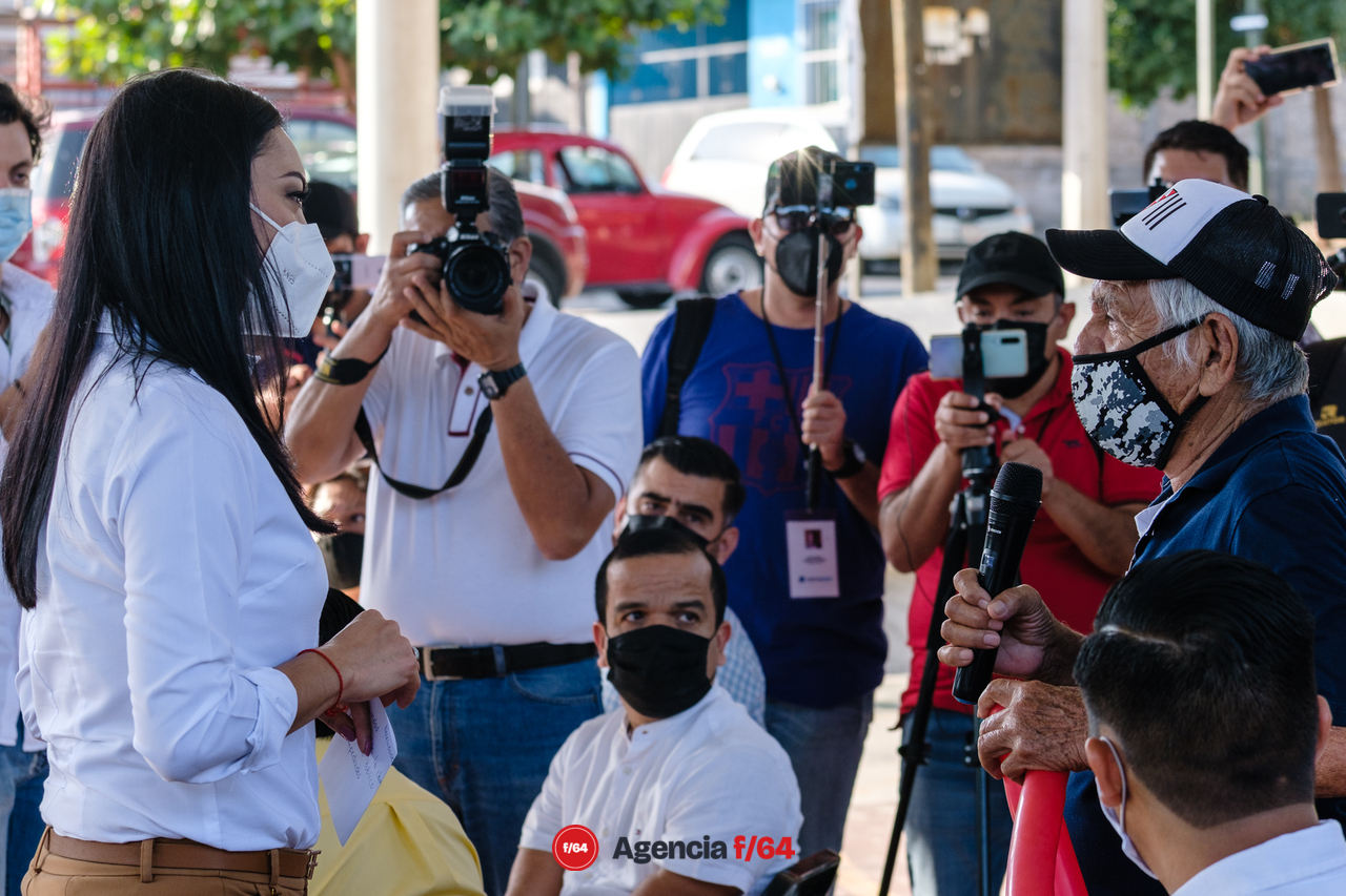 Mely Romero Celis, candidata de la coalición Va por Colima, escucha las necesidades de los vecinos.