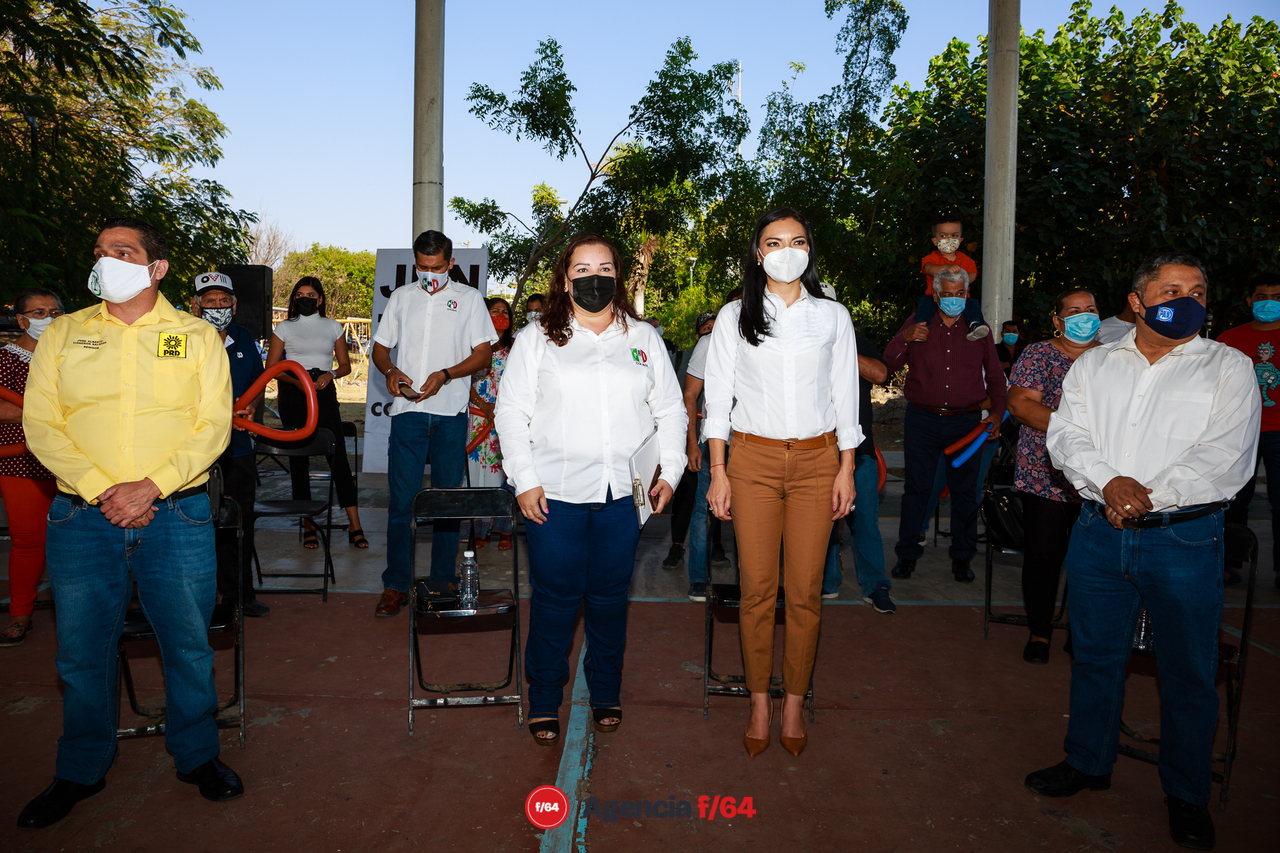 Mely Romero Celis, candidata de la coalición Va por Colima, acompañada por José Alberto Cisneros Salgado, presidente del Comité Ejecutivo Estatal del Partido de la Revolución Democrática, y representantes de Acción Nacional.