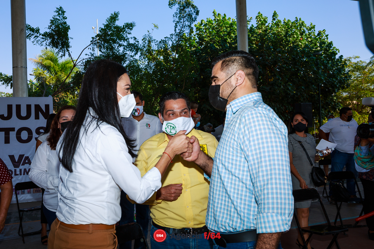 Mely Romero Celis, candidata de la coalición Va por Colima, saluda a José Alberto Cisneros Salgado, presidente del Comité Ejecutivo Estatal del Partido de la Revolución Democrática, y a Riult Rivera de Acción Nacional.