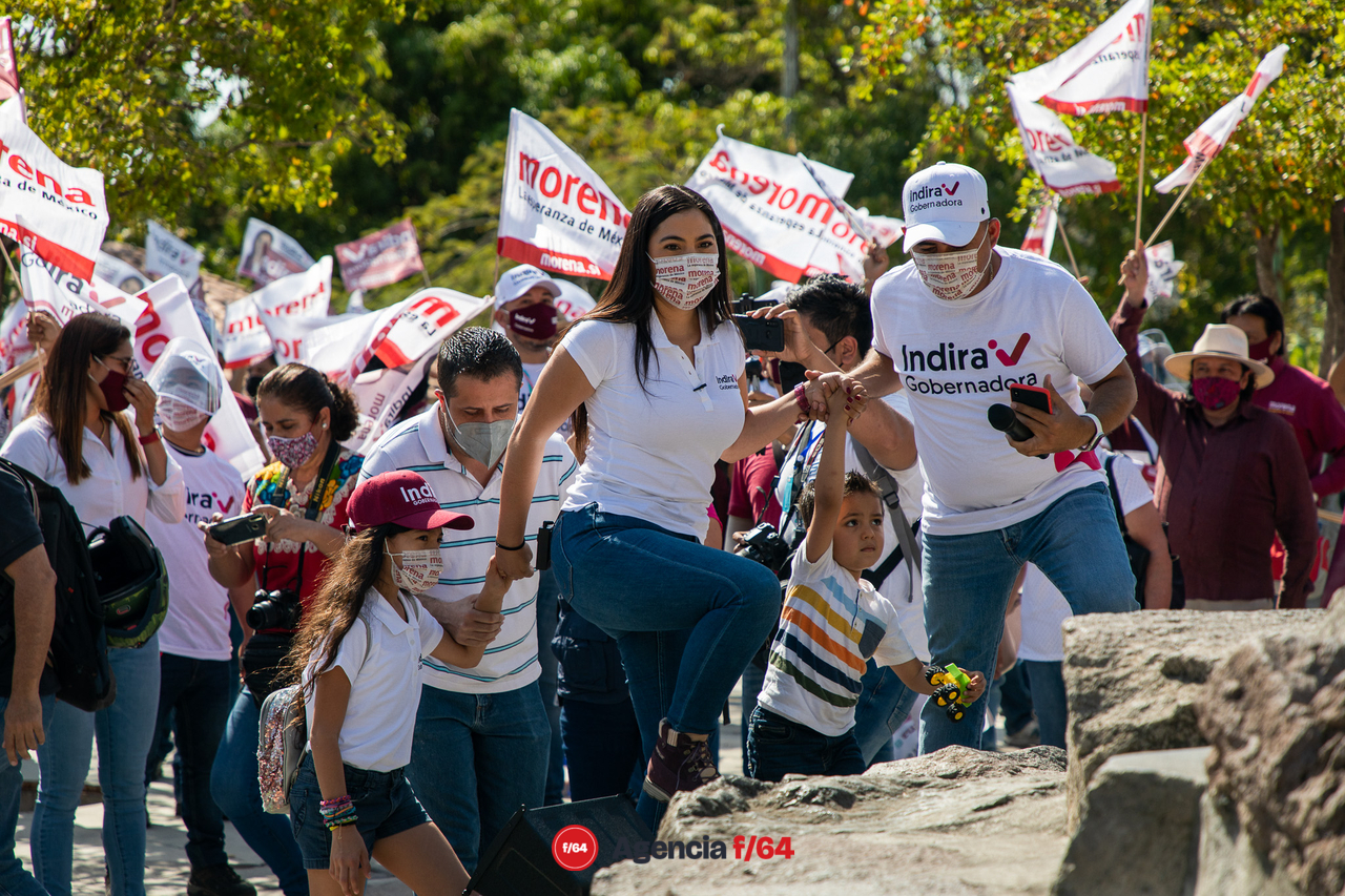 La candidata Indira Vizcaíno acompañada de su familia, sube al "templete" y habla frente a simpatizantes en la Piedra Lisa, Colima.
