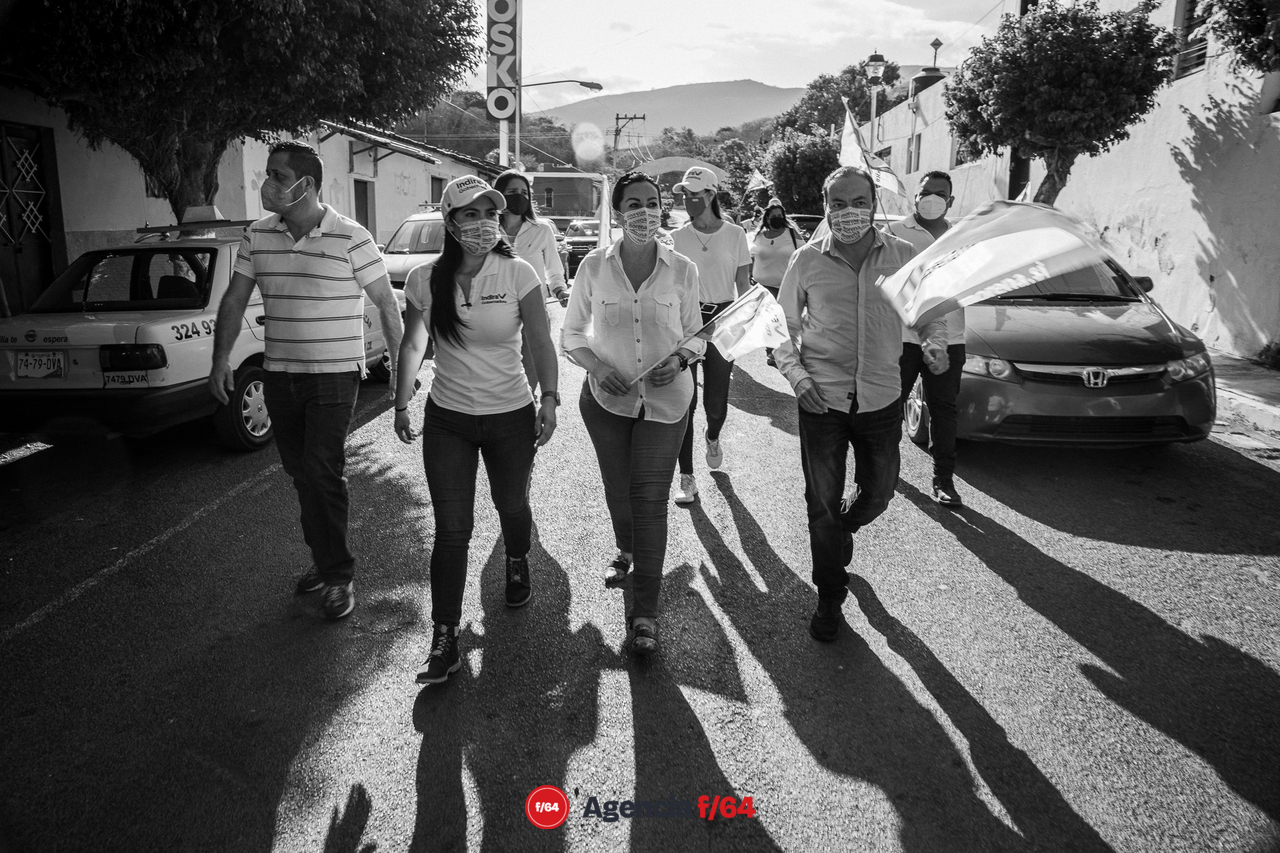 Indira Vizcaíno y compañía en su primera visita como candidata al municipio de Ixtlahuacán.