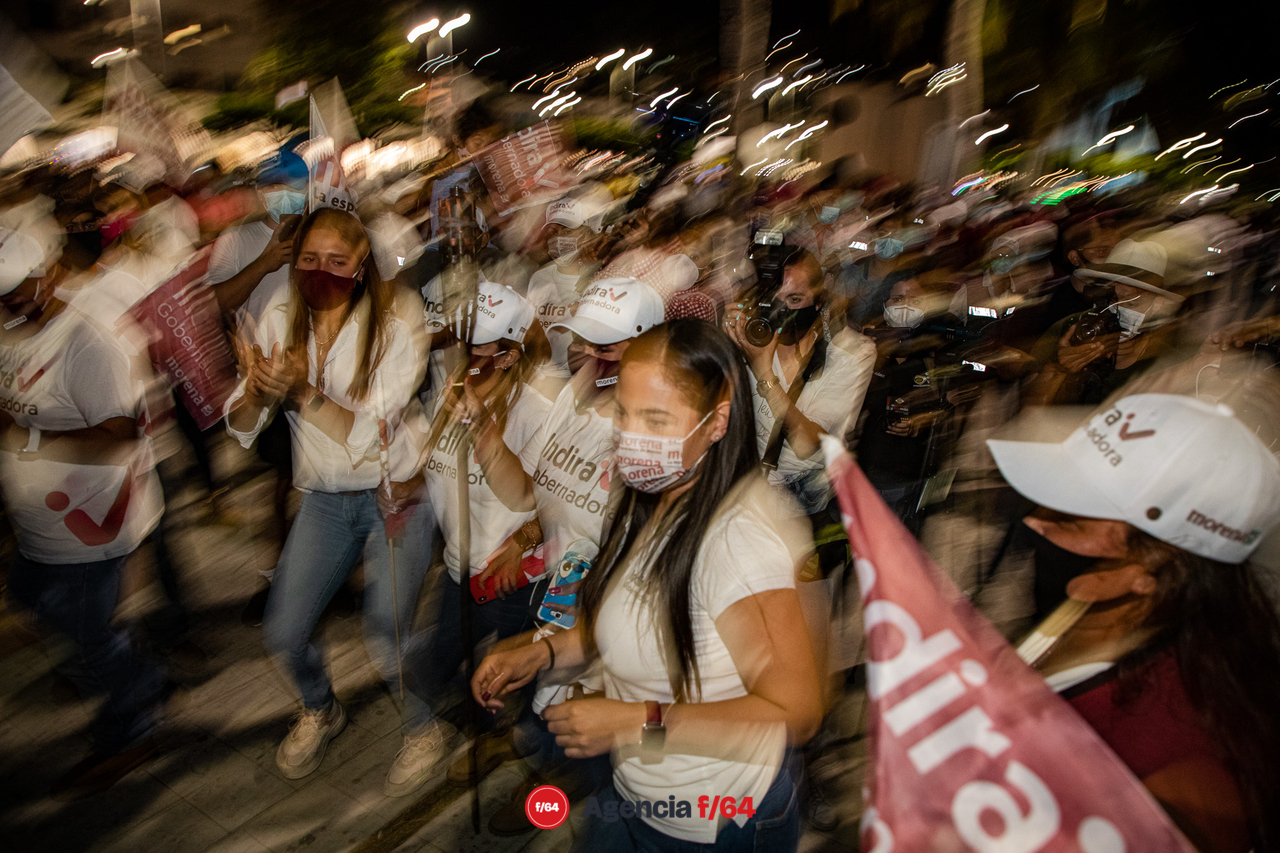 Los manzanillenses simpatizantes de MORENA en apoyo a Indira Vizcaíno.