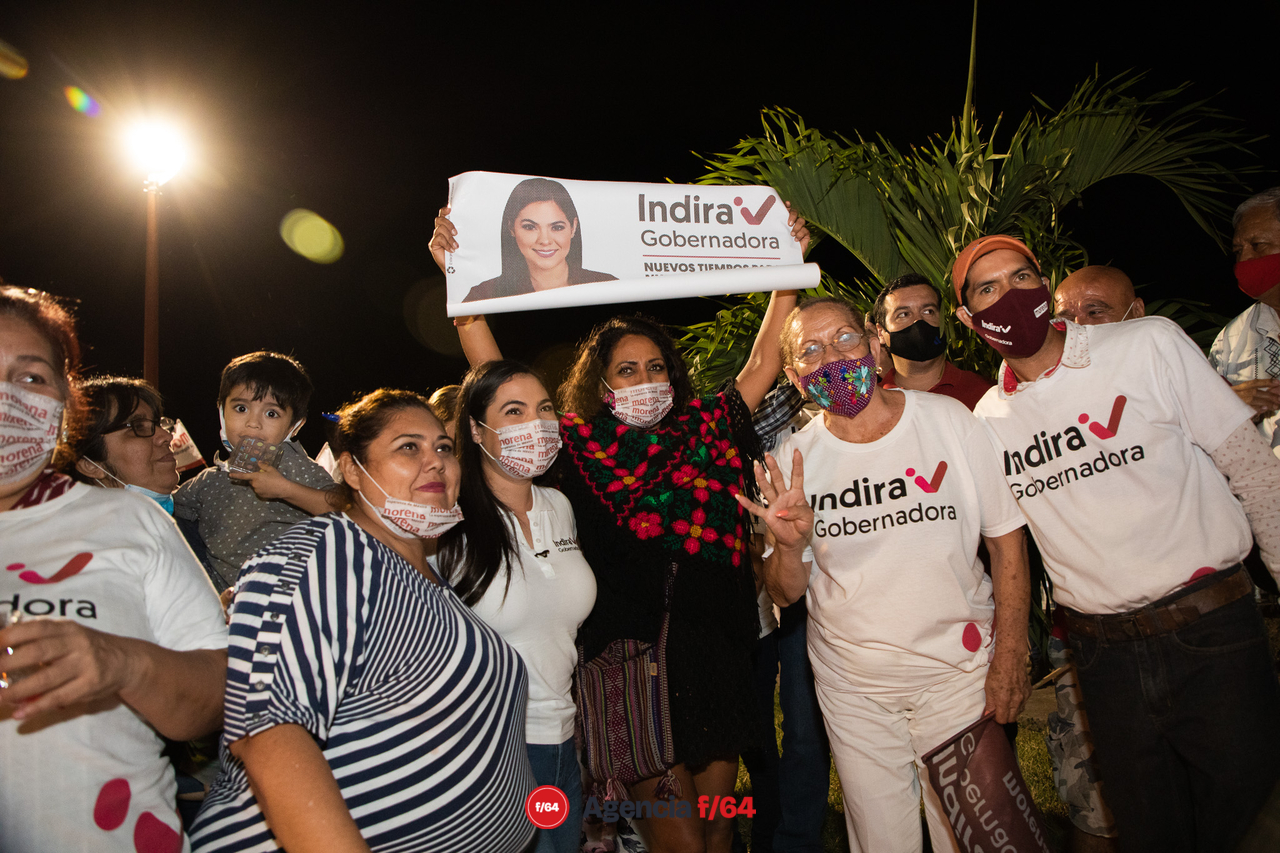 Simpatizantes de MORENA en apoyo a Indira Vizcaíno en el Municipio de Coquimatlan, Colima. 