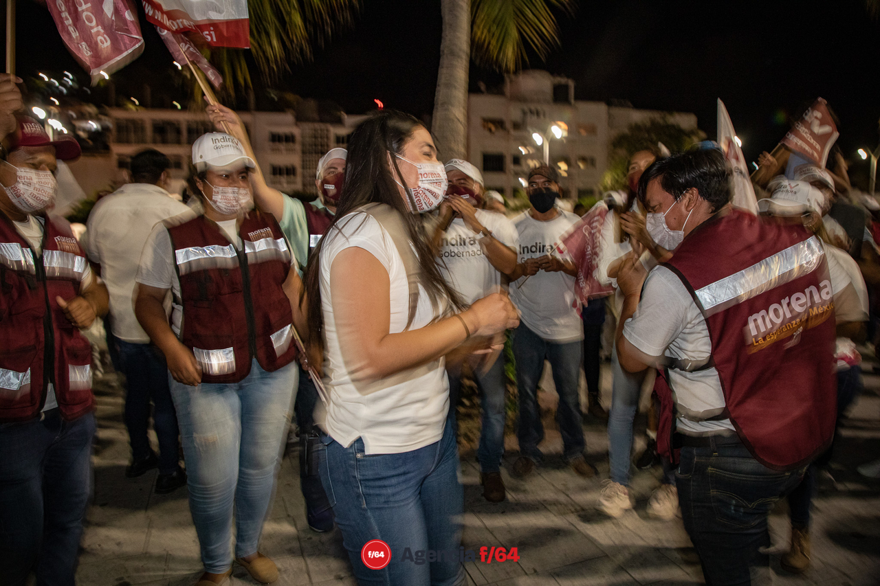 Los manzanillenses simpatizantes de MORENA en apoyo a Indira Vizcaíno.