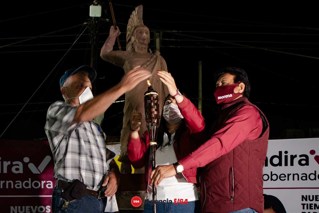 La candidata Indira Vizcaíno, acompañada de su padre el señor Arnoldo Vizcaíno y de Sergio Jiménez Bojado, enciende "La Llama de la Esperanza" en la cabecera municipal de Cuauhtémoc.