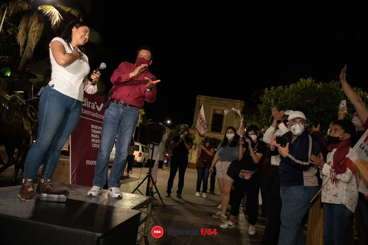Simpatizantes de MORENA en apoyo a Indira Vizcaíno en el Municipio de Villa de Álvarez, Colima. 