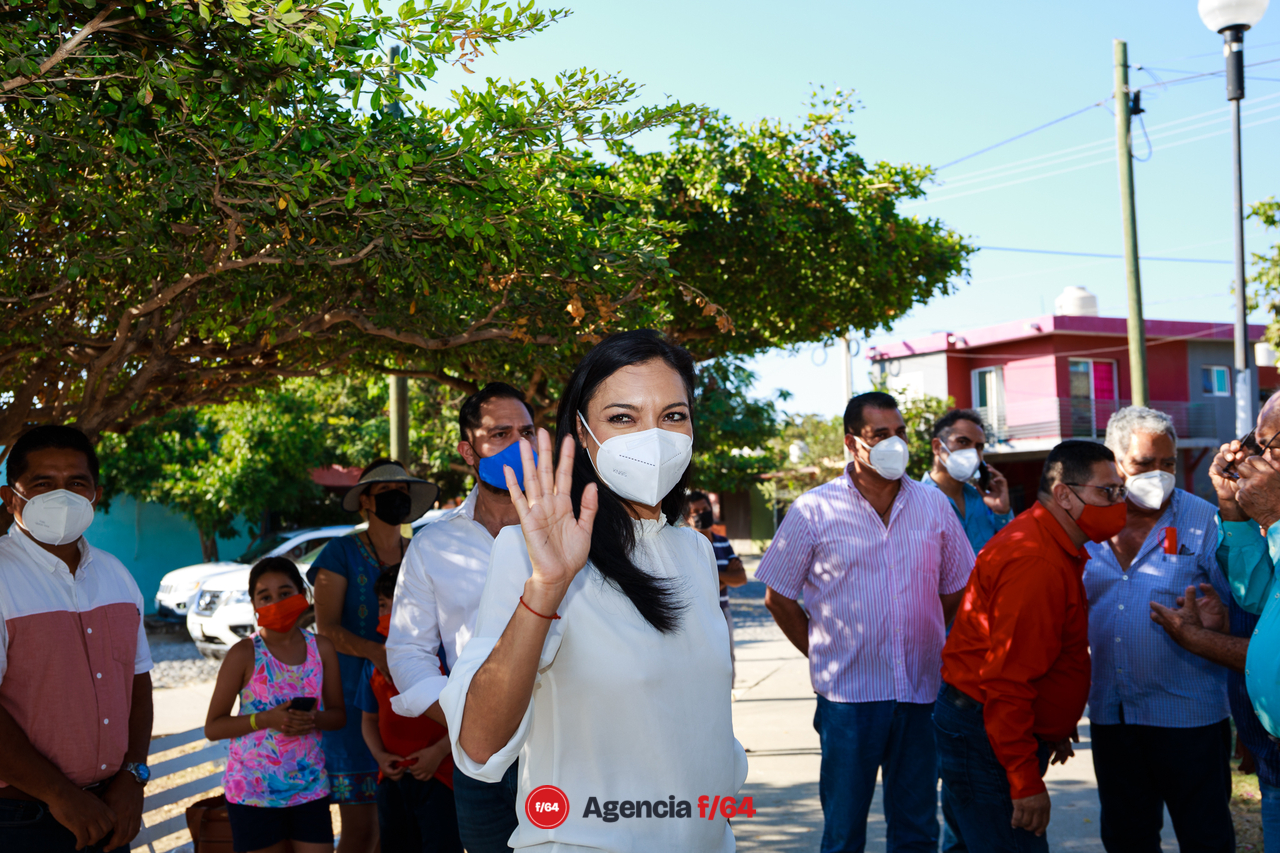 Llegada de Romero Celis a la colonia Marimar II en Manzanillo.