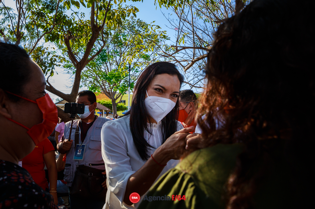 Romero Celis saludando a los PRIstas presentes en Marimar II en Manzanillo.
