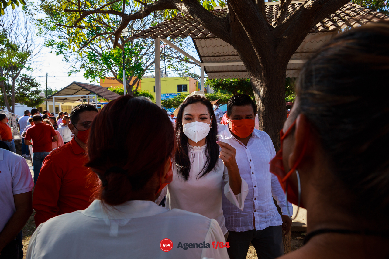 Romero Celis saludando a los PRIstas presentes en Marimar II en Manzanillo.