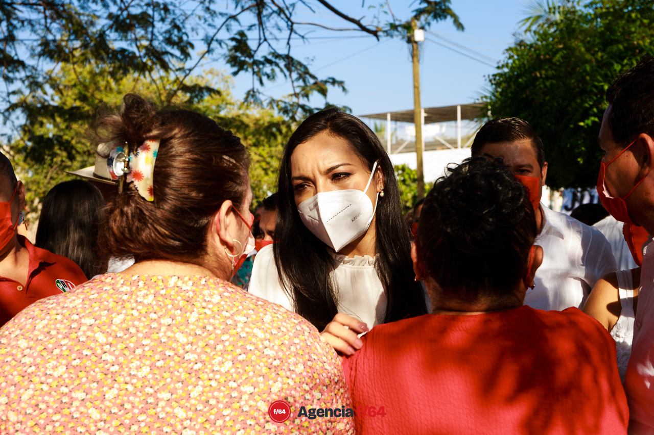 Romero Celis saludando a los PRIstas presentes en Marimar II en Manzanillo.