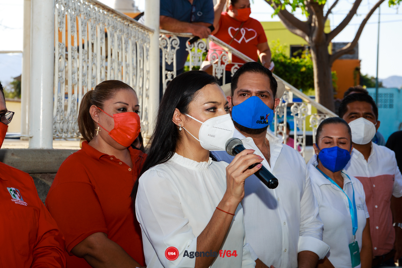 En su mensaje a los presentes acerca de impulsar el desarrollo del puerto en las áreas económicas y sociales.