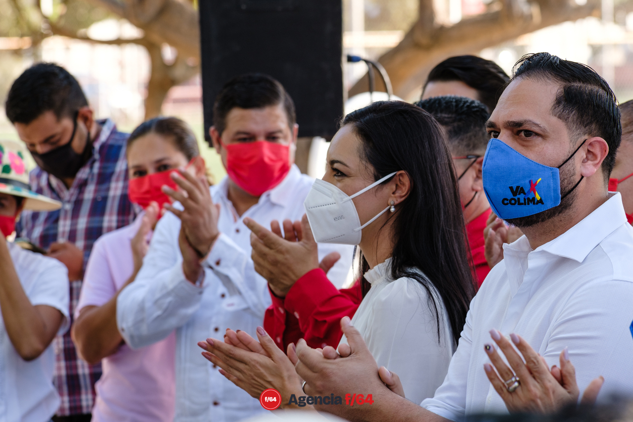 Mely Romero Celis, candidata a la gubernatura de Colima de la coalición Va por Colima, y Alejandro García, dirigente de Comité Ejecutivo Estatal de Acción Nacional.