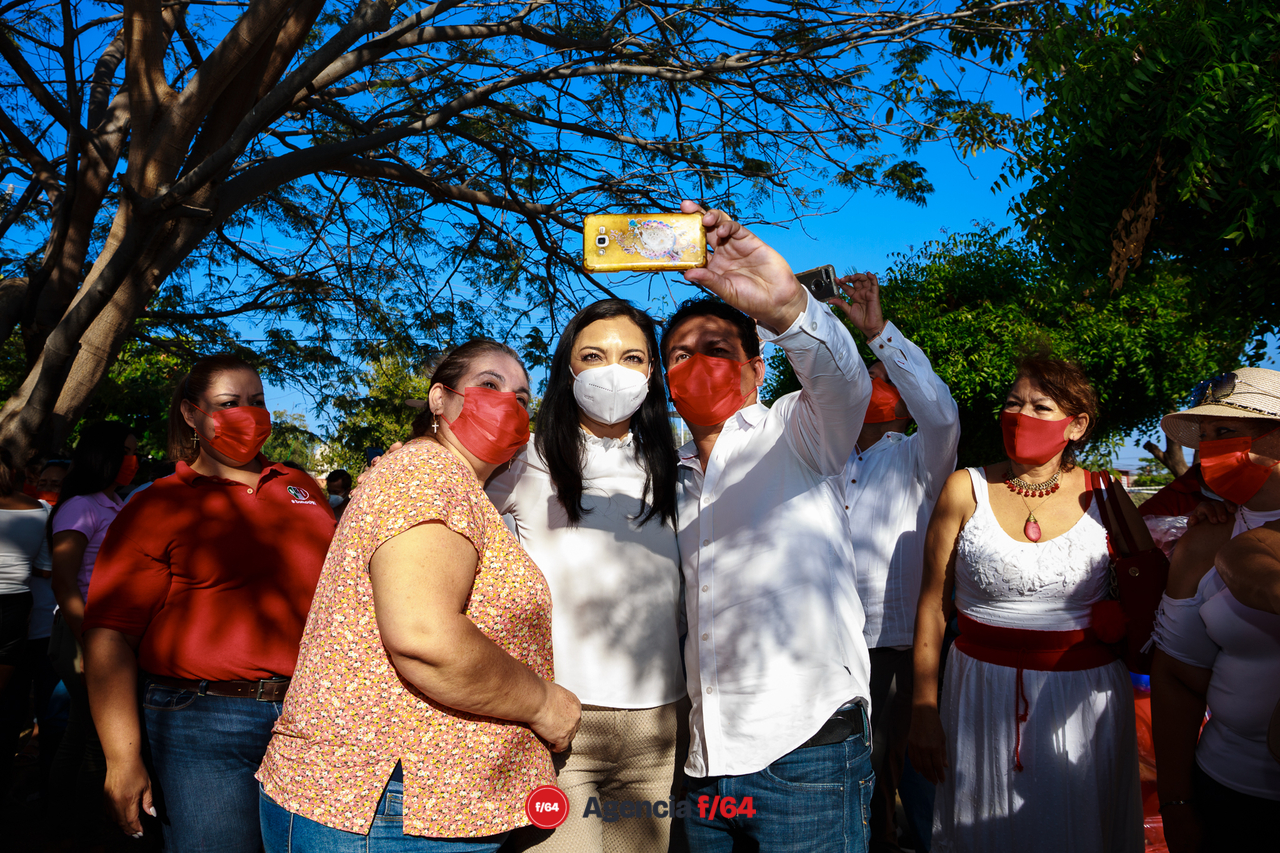 En la foto.