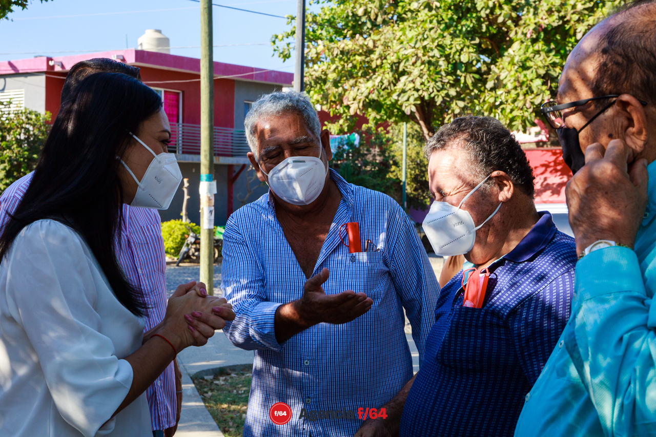 Romero Celis saludando a los PRIstas presentes en Marimar II en Manzanillo.