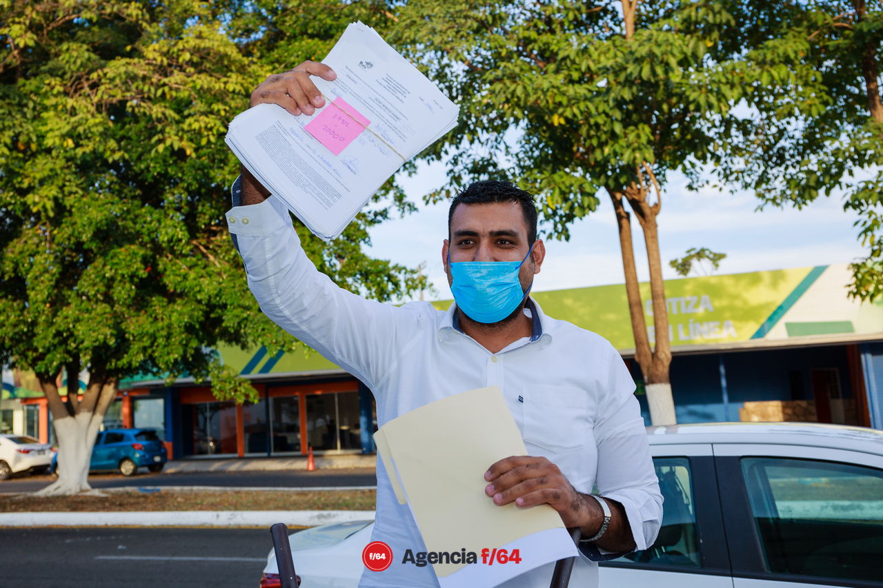 Entrega 20,000 firmas que avalan su candidatura independiente a la gobernatura del Estado de Colima.