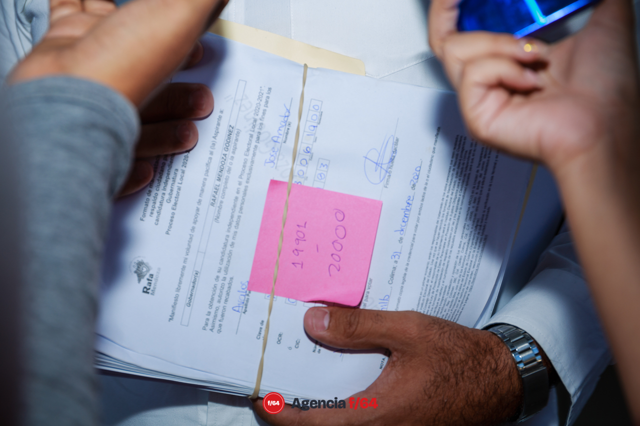 Entrega 20,000 firmas que avalan su candidatura independiente a la gobernatura del Estado de Colima.