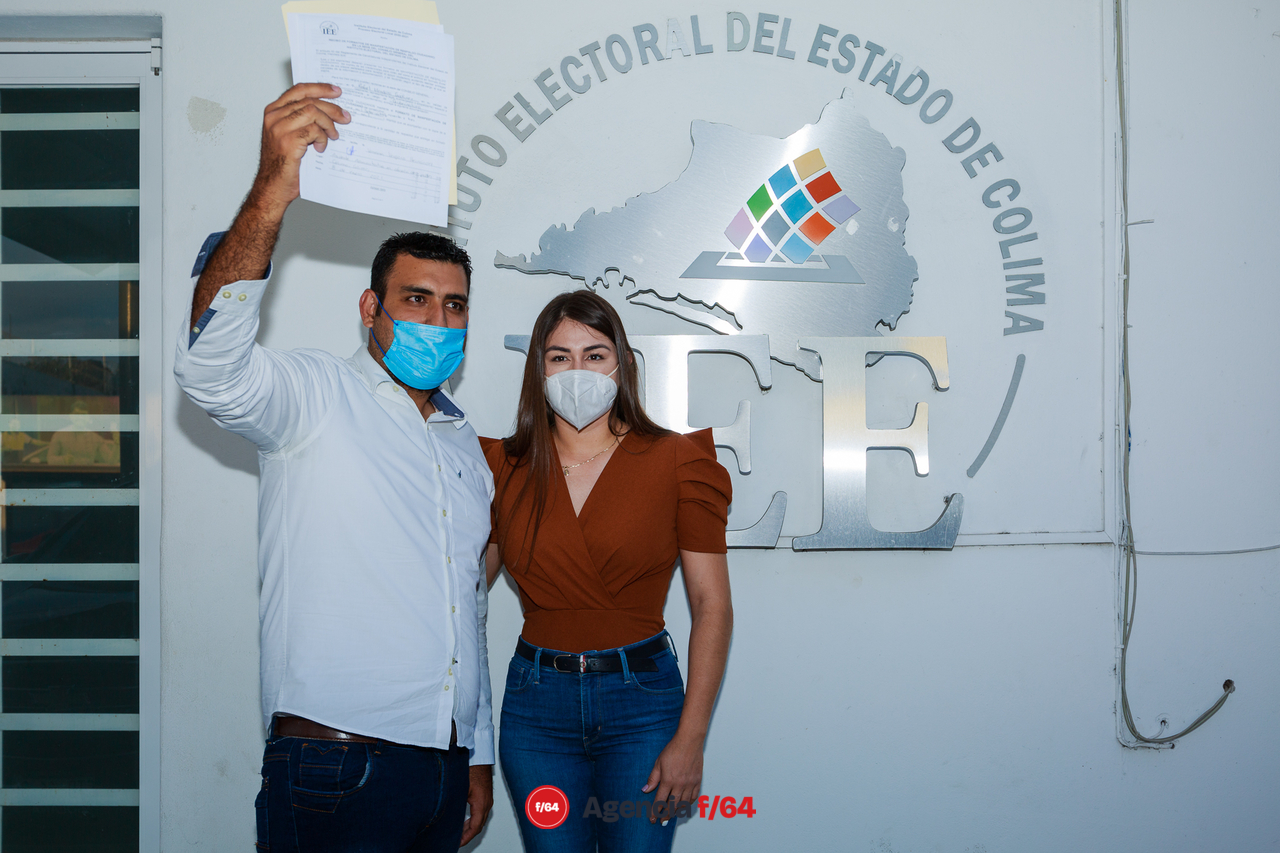 Entrega 20,000 firmas que avalan su candidatura independiente a la gobernatura del Estado de Colima.