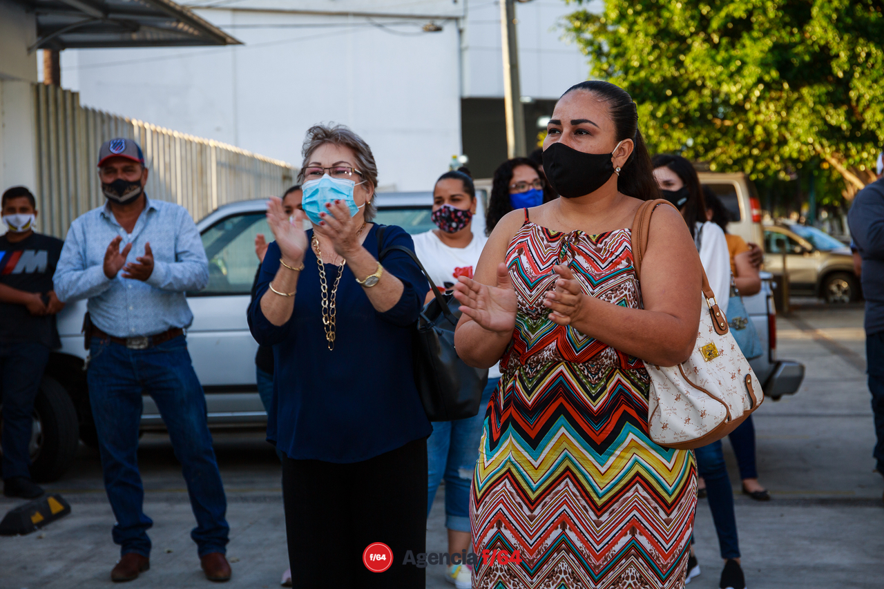 Llegaron algunas personas las instalaciones del IEE para apoyar a Rafael Mendoza.