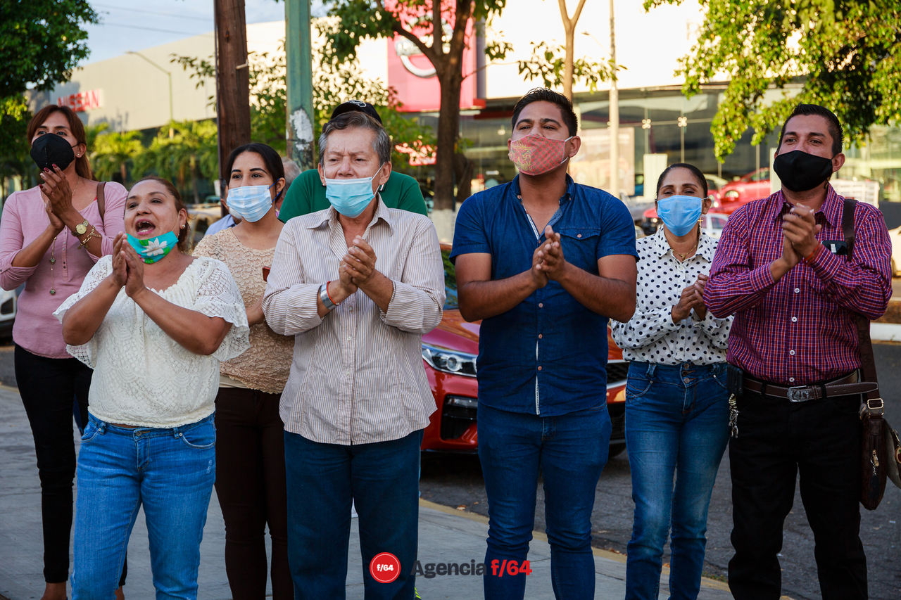 Llegaron algunas personas las instalaciones del IEE para apoyar a Rafael Mendoza.