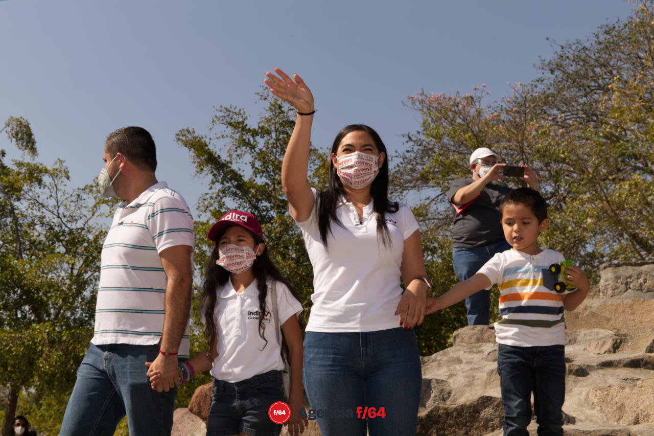 Indira Vizcaíno y familia, saluda a los presentes que se encuentran al rededor de la Piedra Lisa.